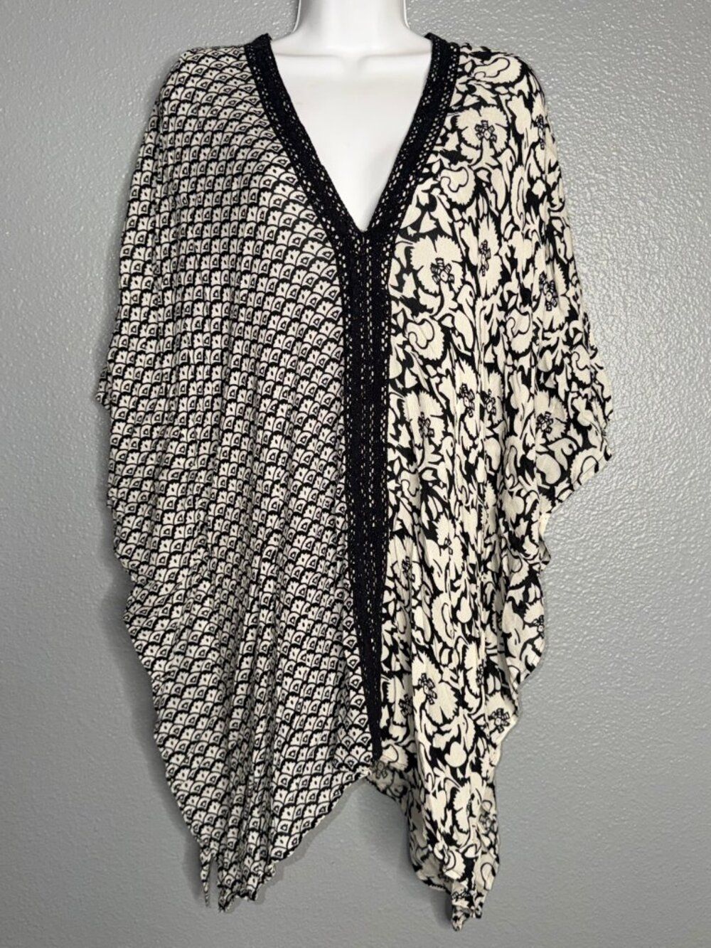 Chico's Floral Splice Poncho Black White Lace Trim L/XL